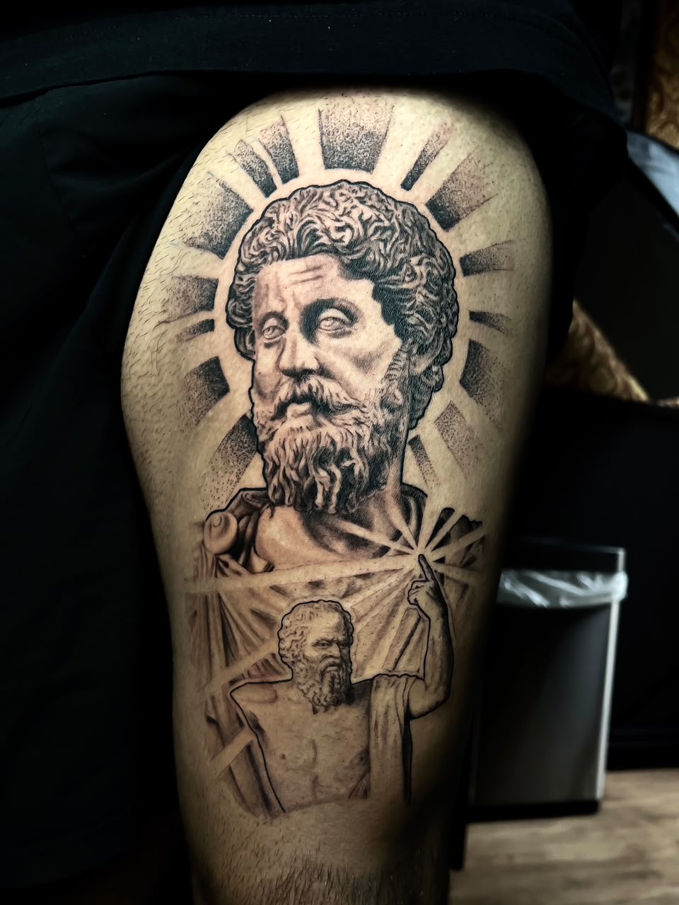 Retrato de Marco Aurélio em dotwork e blackwork na coxa