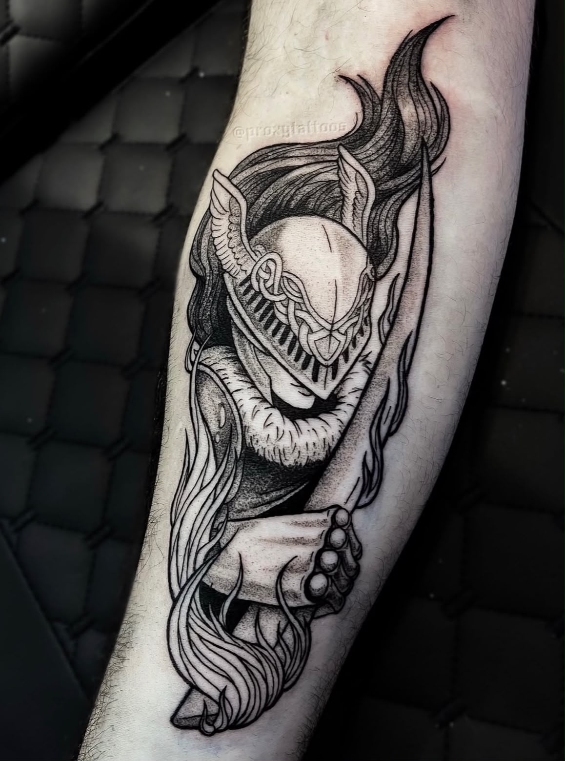 Cavaleiro estilo Berserk em blackwork e whip shading no antebraço