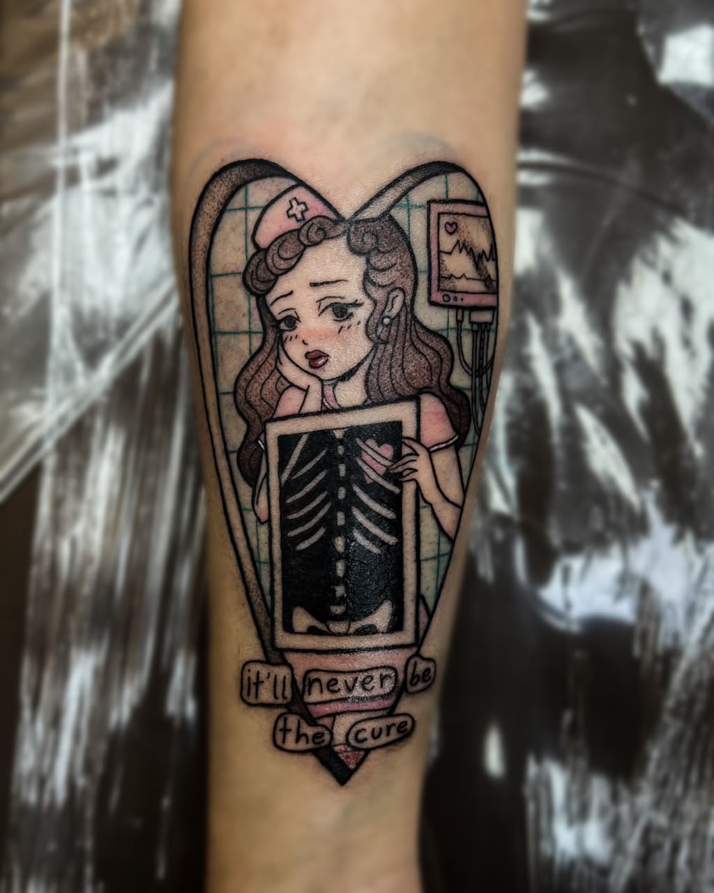 Tatuagem ilustrativa de enfermeira com raio-x — 'it'll never be the cure'